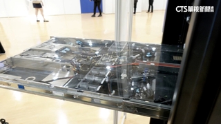 GB200　AI伺服器在台曝光　黃仁勳簽名版亮相