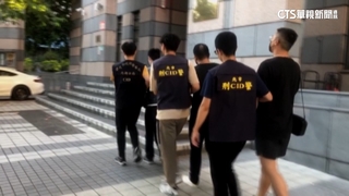 被判8年失控暴怒！　強盜犯當庭「踹飛桌.砸麥克風」