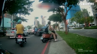 驚魂！　拖吊車鋼纜斷　名車「向後滑」悚撞騎士