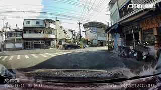 左轉遭直行車高速撞飛　酒駕騎士重摔倒地