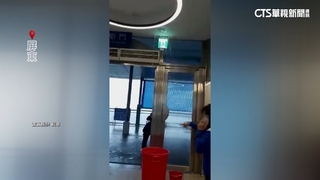大雨狂下！　東港航運候船室漏水.小琉球風浪增強
