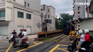 感應系統故障　「檜來嘉驛」蒸汽火車隨車員下車擋車