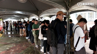 黃仁勳19：00台大開講　民眾提前7小時到場等報到