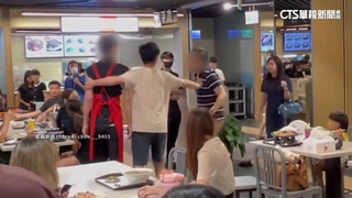 百貨美食街變擂台！　員工.顧客為「丟杯」火爆開打