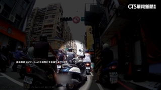 騎士突停路中央「買蛋糕」　綠燈趕不回害塞車