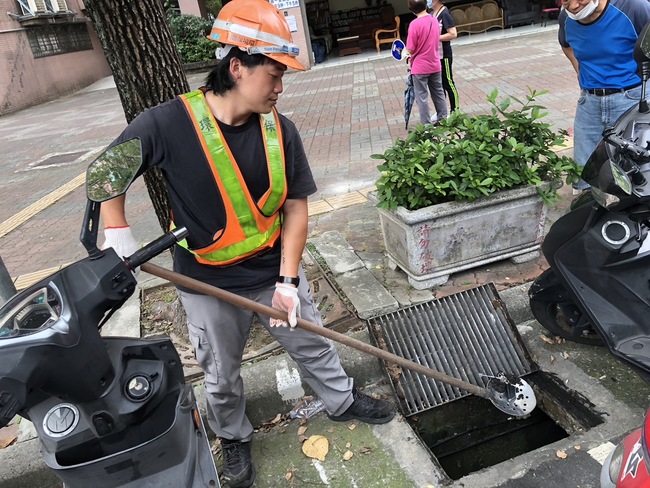 新北清潔隊1年救援「水溝掉落物」近600件　第一名是它 | 華視新聞
