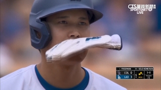 毛小孩攻佔道奇球場　大谷咬手套晃腦「像大型犬」