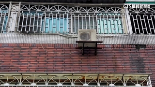 禍從天降！「冷氣鐵架」突掉落砸車　騎樓民眾嚇壞