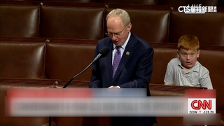 美國會議員發表談話　兒子一旁扮鬼臉暴紅