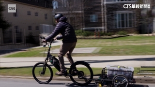 美國「磁鐵人」自製磁力車　狂吸路上金屬垃圾