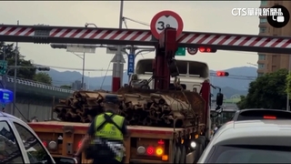 疑未注意路口限高！　拖板車撞倒門架害塞車