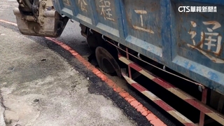 自來水管漏水逾2個月淘空地基　工程車墜卡洞