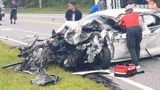 台11線兩車對撞　車內驚見空氣槍.水鹿頭骨