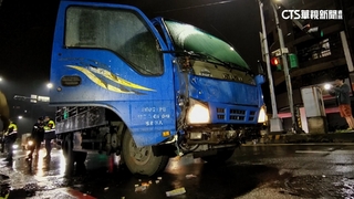 疑未依號誌行駛　騎士遭小貨車撞　機車飛進豆漿店
