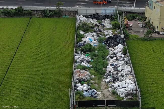 不肖業者租地「違法堆置100公噸垃圾」　檢方出手了 | 華視新聞