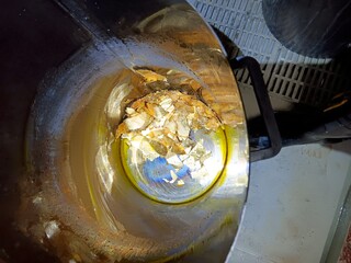 非法地下工廠提煉黃金　亂排強酸廢水遭新北檢警破獲