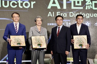 蘇姿丰回故鄉台南開講   黃偉哲送家鄉味伴手禮迎接