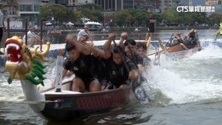 高雄愛河龍舟拔河賽登場　2船「相連」拚勝負