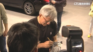 小飛機模型.杯.盤...　松機粉專曬黃仁勳簽名照