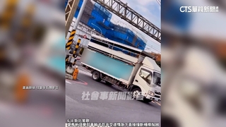 驚險！運馬車遭卡平交道　駕駛撞斷遮斷桿脫困