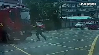 疑手煞沒拉好！消防車滑撞電桿　消防員肉身擋車