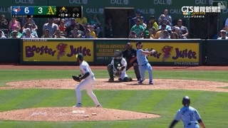 閃球卻撞倒一壘手　菊池雄星糗被判「妨礙守備」