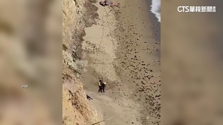 美衝浪男困淺灘　石塊排HELP引直升機獲救
