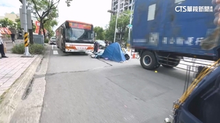 阿公載孫上學疑閃公車換道　遭聯結車輾1死1傷
