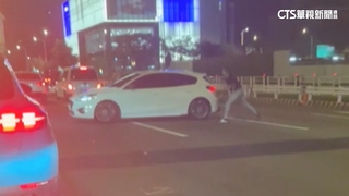 惡煞攔車當街猛砸　雙方蛇行上演「碰碰車」