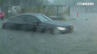 美佛州風暴狂襲淹大水　民眾苦中作樂划獨木舟