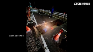 好危險！小港施工現巨溝吞2車　4騎士誤闖3傷