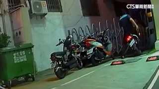 掀遭警追爬上鐵捲門　民眾騎車撞門助警逮人