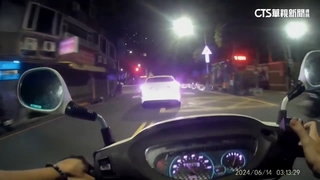 藏毒拒檢市區狂飆連闖8紅燈　無辜騎士遭撞飛