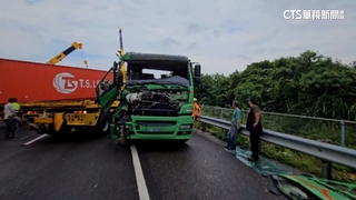 聯結車「折甘蔗」　國道急封閉　路網罕見「發黑」