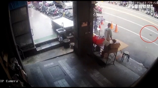 扯！夜市鬧區「天降鐵鍋」砸中2車　警採指紋追禍首