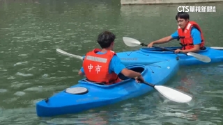 豔陽下體驗獨木舟　家長出動遮陽帽.雨傘防曬
