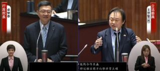 又送禮！王世堅立院質詢送書法 「海納百川」　卓榮泰：謝謝鼓勵