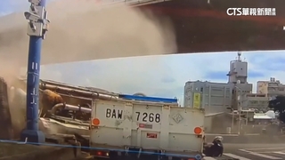 剎車失靈？水泥壓送車撞2車　重機騎士跳車保命