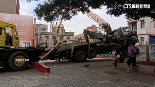 金門鬧區路面坍塌！　水泥車灌漿一半竟「翹孤輪」