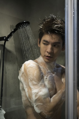 林柏宏再秀肌肉洗澡、 脫到只剩四角褲！　對「沒洗澡不准上床」超有感：會崩潰