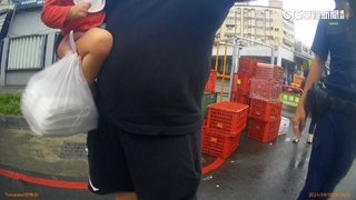 幸福堂老闆違停與警爆衝突　反控害兒摔地將提告