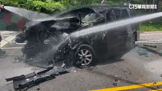 男肇逃又自撞火燒車受困　警目睹「追人變救人」