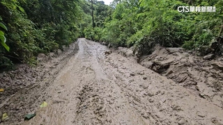 花蓮土石流滿溢街上　村民家外布滿泥沙阻去路