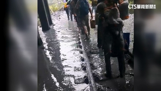自強號遇土石流！　5百乘客冒險踩泥漿走鐵軌脫困