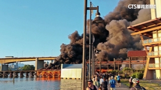 溫哥華倉庫大火　悚！　火舌延燒整座鐵路橋梁