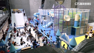 高雄體感飆41度！　民眾湧「冰雪樂園」消暑