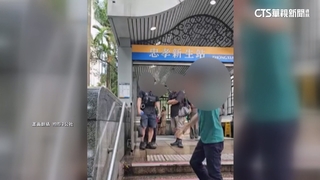不滿站捷運出入口擋道　男與「躲雨族」爆口角