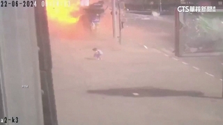 哈爾科夫民眾路上行走　下一秒俄飛彈眼前炸開