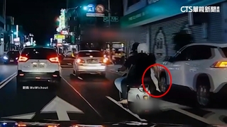 機車後座疑單手抱孩一路急駛　載童闖燈觸犯4法