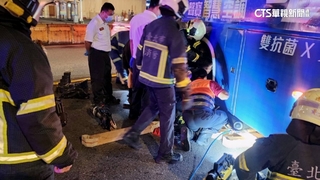 疑大車視線死角　客運右轉撞7旬翁「捲車底」